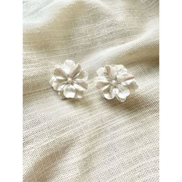 Bright white flower stud earrings - Picture 2 of 2